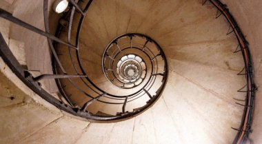 Arc De Trioumphe, Paris, Fransa 'nın spiral benzeri merdiven boşluğunun üst görüntüsü.