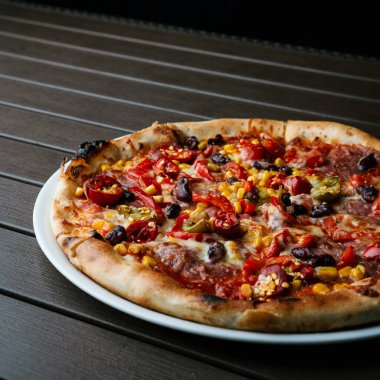 Lezzetli taze İtalyan pizzası, zeytin, et, mısır ve biberli.