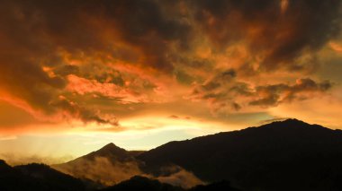 Doğu zirvesinin arkasındaki güzel günbatımı, Ulusal Park Waraira Repano