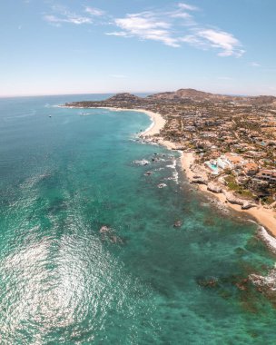 Mercan resiflerinin kıyılarının dikey hava görüntüsü.