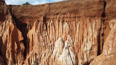 Algarve, Portekiz 'deki kayalıkların olduğu plajda güzel kaya oluşumları.