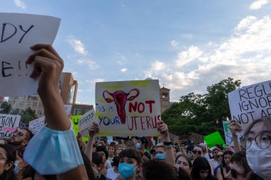 Anayasa Mahkemesi 'nin Roe-Wade davasını geri çevirmesi üzerine protesto tabelaları taşıyan bir kalabalık.