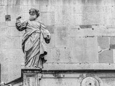 İtalya 'daki Cremona Katedrali' nin ön cephesindeki bir heykelin detayları.