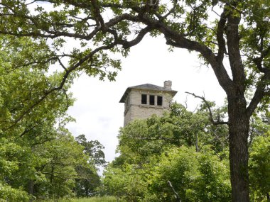 Missouri, Osage Sahili 'ndeki Haha Tonka Eyalet Parkı' ndaki su kulesi.