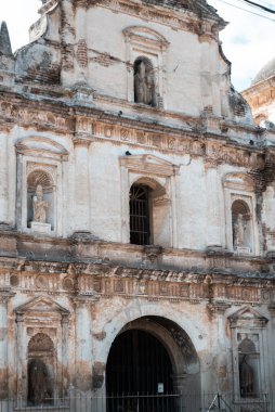 Antigua Guatemala 'daki eski paslı Iglesia San Agustin kilisesinin dikey bir görüntüsü.