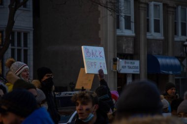 Ukrayna 'nın Montreal, Kanada' daki savaş karşıtı protestolarına bir çok insan ve tabela