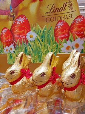Lindt 'in süpermarkette yaptığı çikolatalı tavşanların dikey çekimi.