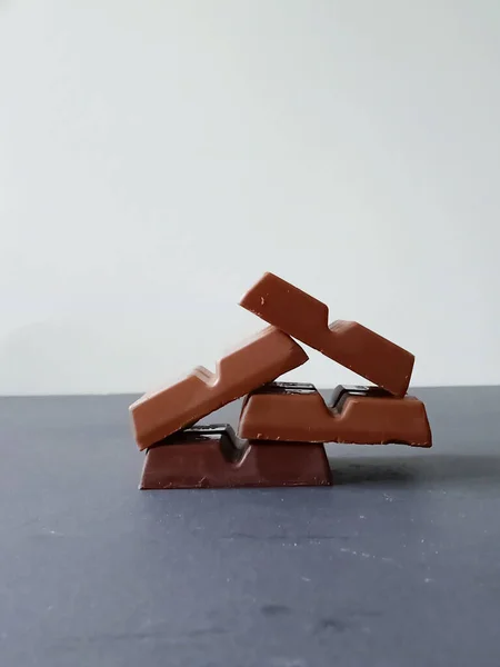 Plan Vertical Une Pile Barres Chocolat Lait Sur Table — Photo