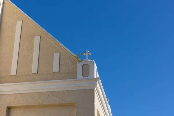 Malebný Pohled Kopuli Katolického Kostela Proti Bezmračné Modré Obloze — Stock fotografie