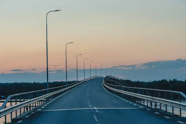 スウェーデンの川にかかる高速道路橋 背景に夕日の空 — ストック写真