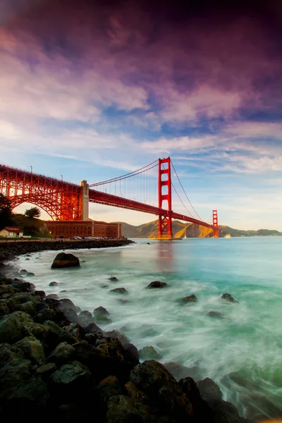 Vertical Shot Golden Gate Bridge Shore Long Exposure Beautiful Sky — Stock Photo, Image