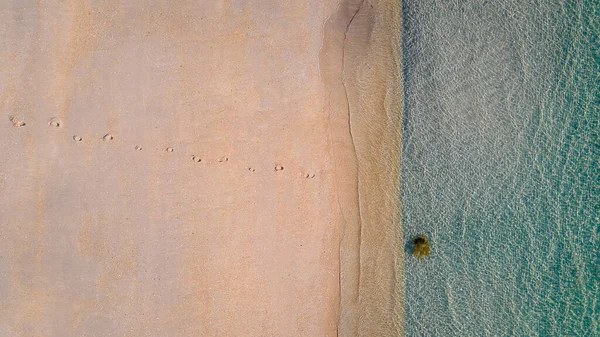 Aerial View Row Footprints Sandy Beach Leading Coastline — Stock Photo, Image