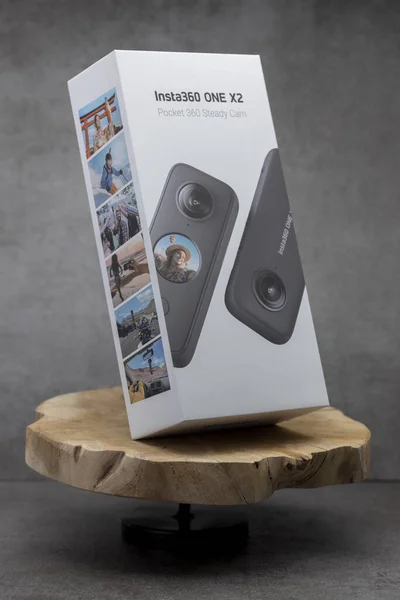木制展台上的新包装相机盒与现代时尚的灰色背景相对照 — 图库照片