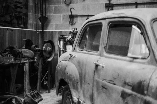 古い機械のワークショップでは非常に古い車 Standard Motor Companyモデル10 — ストック写真