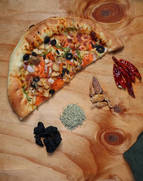 Una Vista Superior Pizza Recién Hecha Sabrosa Con Especias Otros — Foto de Stock
