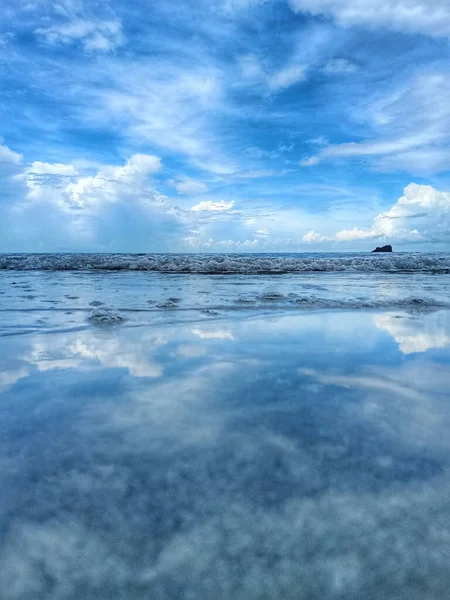 Eine Vertikale Aufnahme Von Wellen Die Sich Auf Blauem Bewölkten — Stockfoto