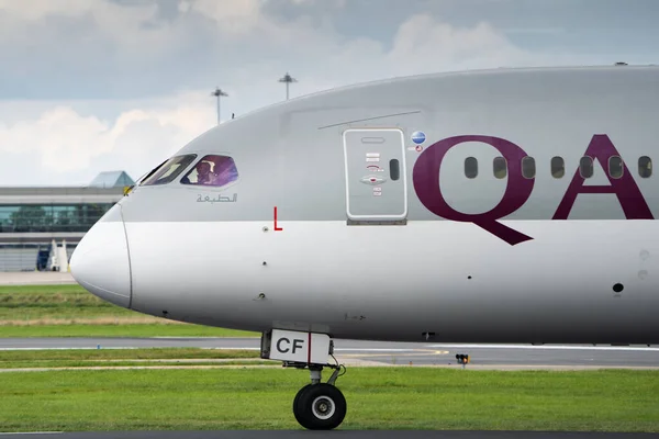 Een Close Zijaanzicht Van Een Qatar Airways Boeing 787 Dreamliner — Stockfoto