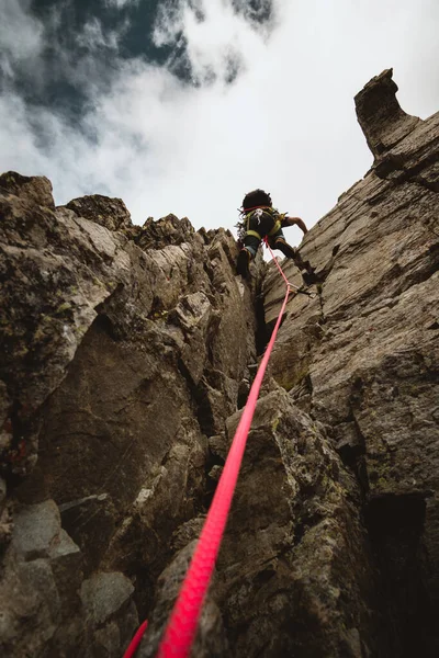 Vertical Shot Person Rock Climbing Cloudy Sky Background — Stock Photo, Image