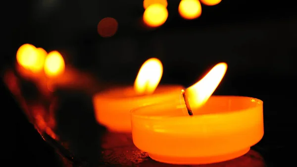 Μια Επιλεκτική Φωτογραφία Κεριά Που Καίγονται — Φωτογραφία Αρχείου