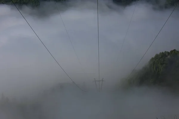 霧の多い空に覆われた高電圧線の水平ショット — ストック写真