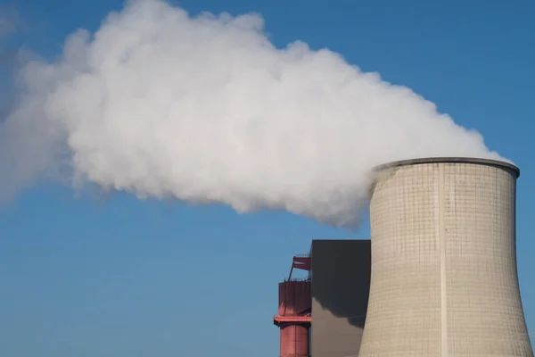 青い空に原子力発電所から煙が出てくる — ストック写真