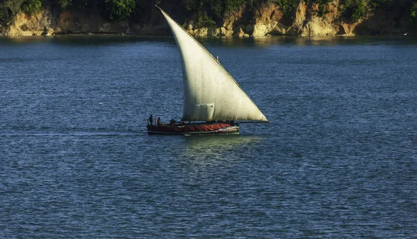 Фалука Покидает Гавань Дар Салам Направлении Индийского Океана Стоунтауна Занзибар — стоковое фото