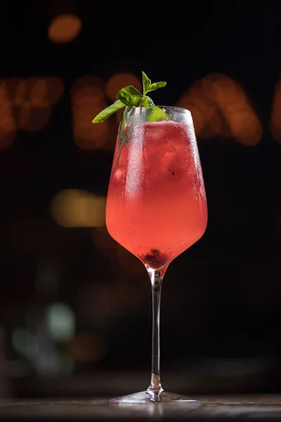 Ένα Κάθετο Κοντινό Πλάνο Ενός Φρέσκου Ροζ Cocktail Ποτήρι Διακόσμηση — Φωτογραφία Αρχείου