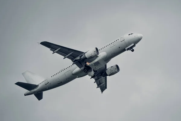 Ένα Κοντινό Πλάνο Ενός Αεροπλάνου Embraer E195 Που Απογειώνεται Από — Φωτογραφία Αρχείου