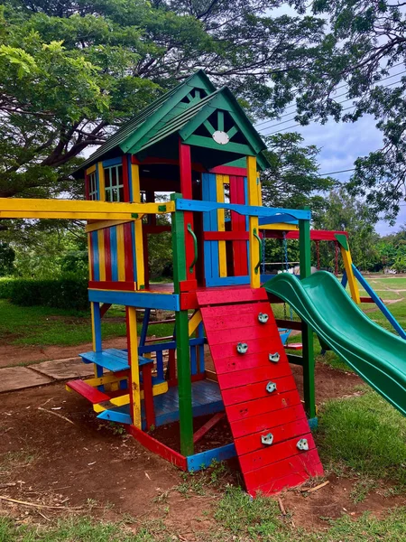 ガーナのソガコープにあるカラフルな遊び場の垂直ショット — ストック写真