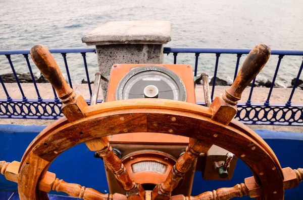 Roda Elmo Madeira Vintage Velho Perto Ovcean Azul — Fotografia de Stock