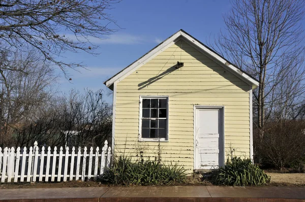 中西部一个小镇上的一座小小的黄色小房子 — 图库照片