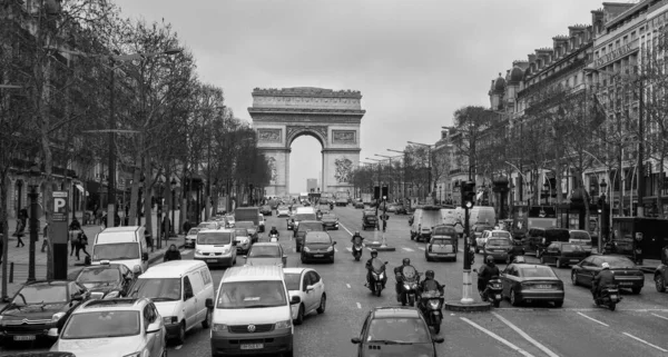 Paris, Fransa 'daki Champs Elysees Bulvarı' nın gri tonlu bir görüntüsü.