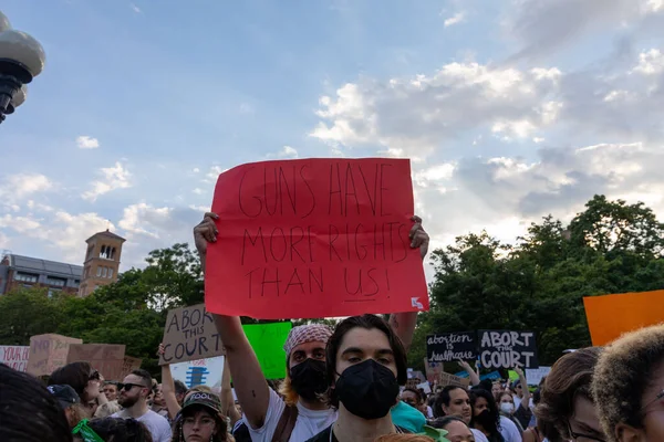 Kerumunan Demonstran Memegang Tanda Tanda Kardus Setelah Mahkamah Agung Membatalkan — Stok Foto