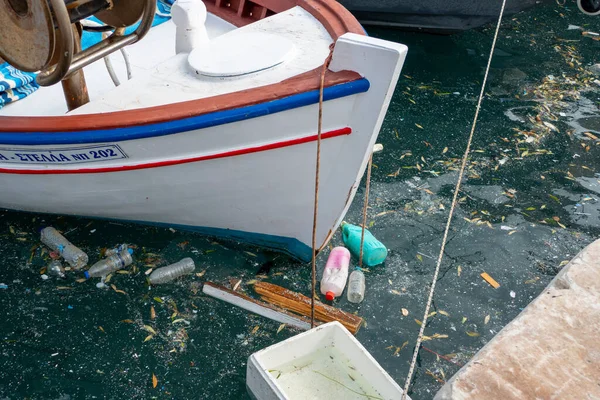 希腊帕洛斯 一艘满载垃圾的脏船停泊在一艘小船上 — 图库照片