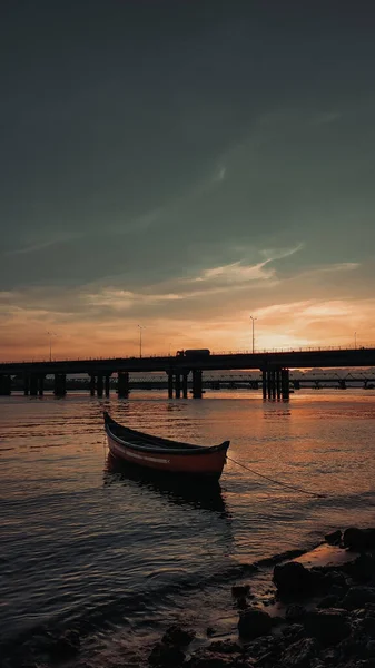 Una Vecchia Barca Attraccata Legno Contro Tramonto Scenografico — Foto Stock