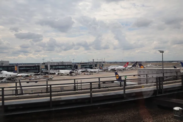 Πολλαπλά Αεροπλάνα Στο Αεροδρόμιο Του Αεροδρομίου — Φωτογραφία Αρχείου