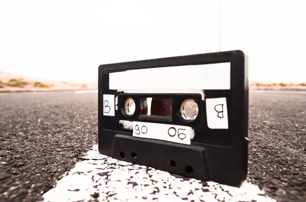 Oude Retro Musicassette Asfaltweg — Stockfoto