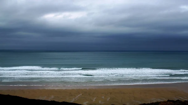 Una Hermosa Vista Las Olas Del Mar Una Playa Con —  Fotos de Stock