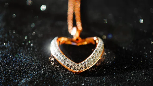 Szelektív Fókusz Felvétel Egy Szív Alakú Gyémántokkal Bélelt Arany Medálról — Stock Fotó
