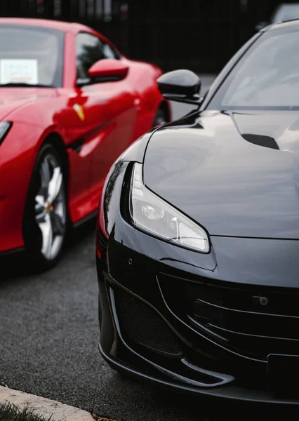 Függőleges Felvétel Fekete Piros Ferrari Autókról Kereskedésben Egham Egyesült Királyság — Stock Fotó