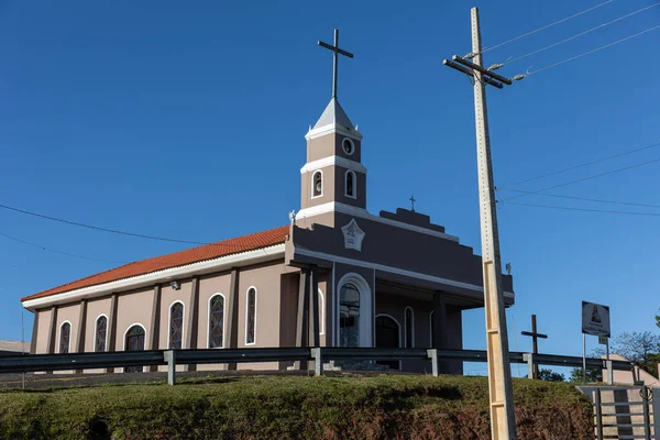 Une Vue Panoramique Une Église Catholique Contre Ciel Bleu Sans — Photo