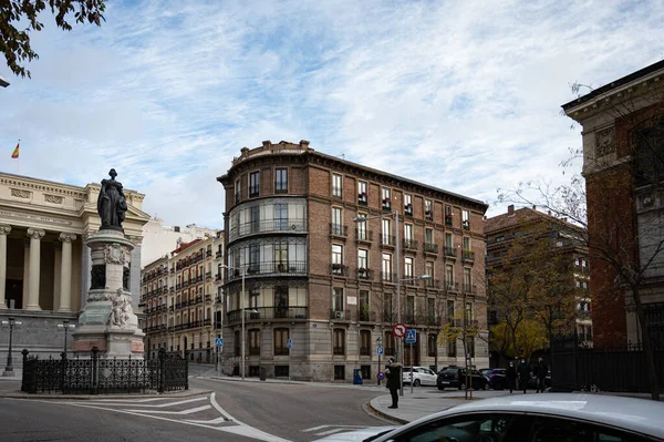 Красивый Памятник Марии Кристины Бурбон Окруженный Старомодными Зданиями Мадриде Испания — стоковое фото