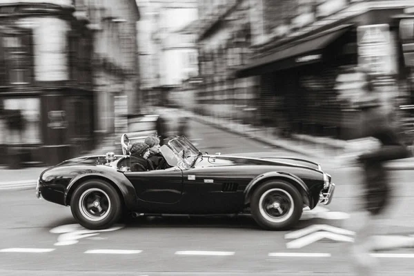 黒と白のフィルムカメラで通りのクラシックスポーツカー シェルビーコブラ — ストック写真