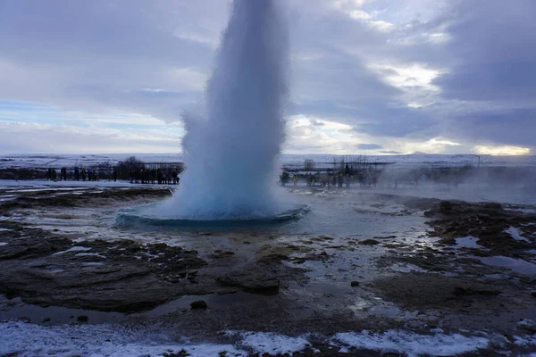 Belo Tiro Água Geyser Islândia Contra Céu Nublado Pôr Sol — Fotografia de Stock