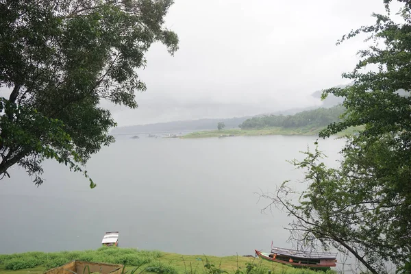 霧に包まれた木々に囲まれた湖の美しい景色 — ストック写真