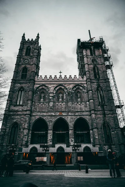 Een Lage Hoek Opname Van Notre Dame Basiliek Van Montreal — Stockfoto