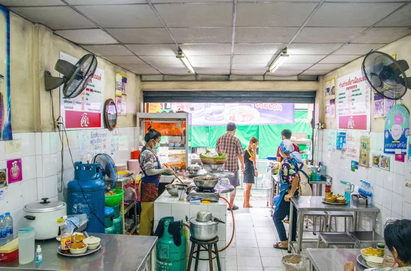 Egy Thai Étterem Bangkokban Thaiföld Ázsia Hagyományos Tésztalevest Árul — Stock Fotó