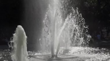 Springbrunnen in Oslo im Gegenlicht in Slo Motion