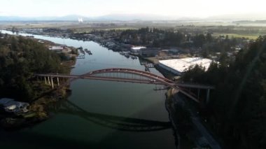 Swinomish Channel, La Conner, Washington 'ın sakin suları üzerinde Gökkuşağı Köprüsü' nün hava görüntüleri.