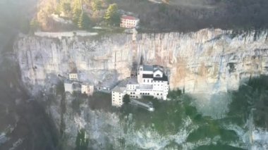 İtalya 'daki ünlü Madonna della Corona Sığınağı' nın hava manzarası